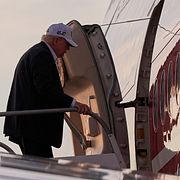 USA:s president Donald Trump på väg hem från helgens statsbesök i Irland.