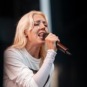 Veronica Maggio uppträder på Way out west.