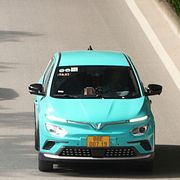 En taxibil från bolaget Vinfast i Hanoi i Vietnam 2024. Nu är de elbilarna på väg till Sverige.