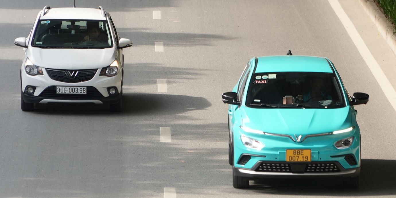 En taxibil från bolaget Vinfast i Hanoi i Vietnam 2024. Nu är de elbilarna på väg till Sverige.