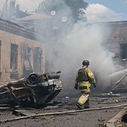 Brandmän som släcker en brand i  Zaporizhzhia.