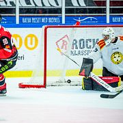 Malmö Redhawks Joe Veleno gör mål på Brynäs målvakt Adam Matsson.