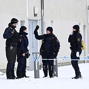 Poliser utanför flerfamiljshuset där en explosion ägde rum under torsdagsmorgonen.