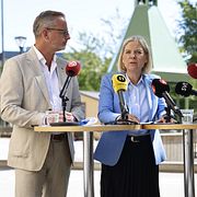 S-politikerna Magdalena Andersson och Mikael Damberg under dagens pressträff.