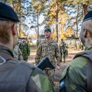 Chefen för Multinational Brigade Latvia, överste Cédric Aspirault från Kanada i samspråk med en Stridsvagn 122-besättning under enpressträff inför FLF 25 Lettland på P7 Södra Skånska regementet i Revingehed.