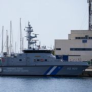 Ett fartyg tillhörande den grekiska kustbevakningen för ankar i Grekland i somras. 