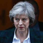 Theresa May lämnar 10 Downing Street på väg för att hålla talet.