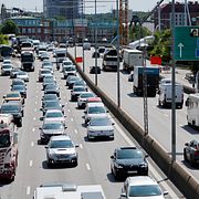 Trafik och bilkö på E6 genom Göteborg dagen före midsommarhelgen.