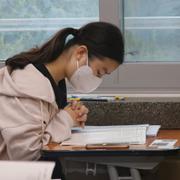 Studenter gör prov i Seoul, 2022. 