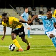 Mjällbys Mamudu Moro och Malmös Fouad Bachirou under torsdagens semifinal i Svenska Cupen.