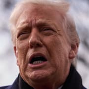 En bild från Kyiv, en bild på Trump och en bild från Venezuela. 