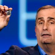 Intels Brian Krzanich visar upp datorn Edison