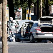 Poliser undersöker den bil som 31-åringen använde vid attentatsförsöket.
