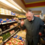 Arkivbild 2005: Ingvar Kamprad har invigt en etanolmack och diversehandel i Agunnaryd, Småland.