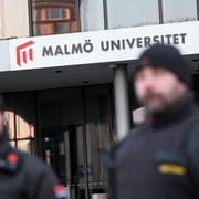 Väktare utanför Malmö universitet. 