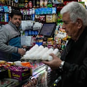 En man handlar ägg i en butik i norra Iran. Bilden är tagen på tisdagen, innan nedstängningen av internet inleddes.