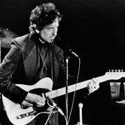 Bob Dylan under en spelning på Nassau Coliseum i New York, 1974.