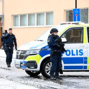 Beväpnade poliser utanför säkerhetssalen i Linköping. 