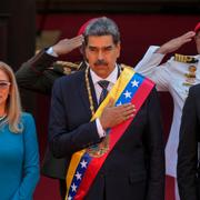 Nicolas Maduro i mitten. 