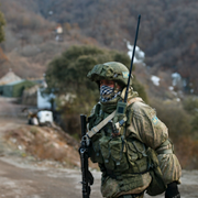 Nikol Pasjinjan och rysk fredsbevarande soldat i Nagorno-Karabach/Arkivbilder