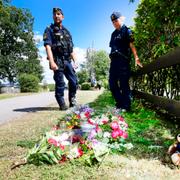 Poliser på plats vid plats vid platsen där olyckan inträffade.