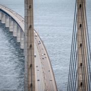 Arkivbild på Öresundsbron samt på en polis från en annan insats i Malmö. 