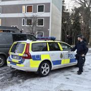 Polis och tekniker vid brottsplatsen.