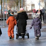 En mamma med barn och barnvagn i en stadsdel i Uppsala som klassas som utsatt område, arkivbild.