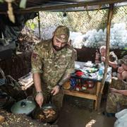 Den ukrainske soldaten ”Bronson” lagar mat åt kollegorna i 148 artilleribriganden utanför Zaporizjzja. 