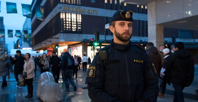 Polisen Robert Löfving var en av dem som var först på plats efter att Akilov kört in lastbilen i Åhléns entrén på Drottninggatan i Stockholm.  Henrik Montgomery/TT / TT NYHETSBYRÅN