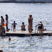 Människor badar under värmeböljan i Stockholm i mitten av juli.