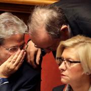 Premiärminister Paolo Gentiloni, finansminister Pier Carlo Padoan och försvarsminister Roberta Pinotti i samband med onsdagens omröstning.