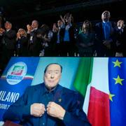 Berlusconi i filmen vid partikonventet.