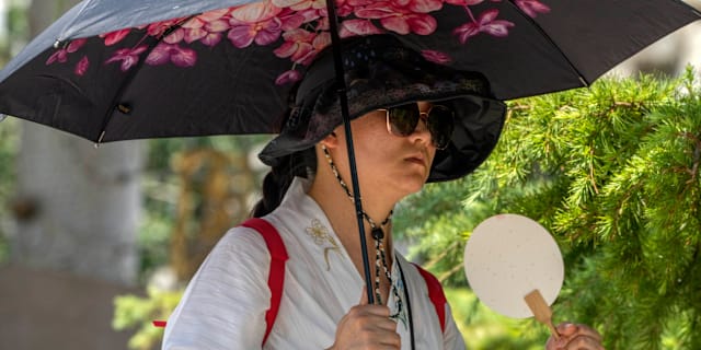 Kvinna i Peking på torsdagen. Mark Schiefelbein / AP
