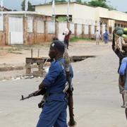 En polis patrullerar på gatorna i Bujumbura efter en granatattack tidigare i veckan