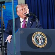 Donald Trump talar vid Mount Rushmore.