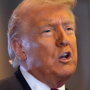 Trump, en bild på den iranska kärnenergianläggningen Natanz och en bild på iranskt uran.