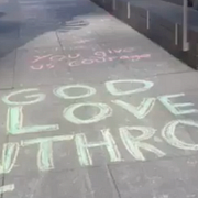 Klotter på gatan utanför Anthropics huvudkontor i San Francisco som hyllar företagets hållning gentemot Pentagon. Till höger USA:s försvarminister Pete Hegseth.