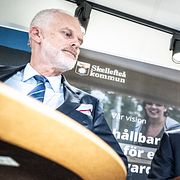 Arkivbild. Konkursförvaltaren Mikael Kubu tillsammans med Lytens vd Dan Cook, vid offentliggörandet av affären i augusti i fjol. 