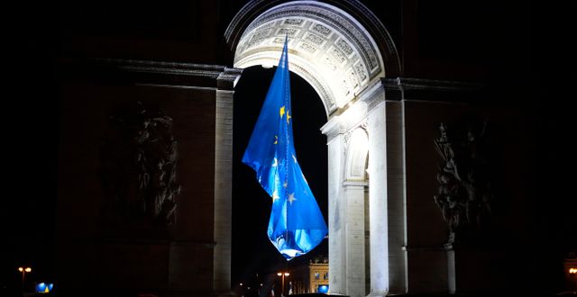 En EU-flagga vajar vid Triumfbågen i Paris. Thibault Camus / AP