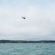Räddningshelikopter vid olycksplatsen dagen efter den misstänkta kollisionen.