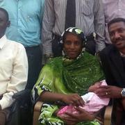 Meriam Yahya Ibrahim Ishag med hennes man (till vänster) och två barn. Meriams advokat till höger.