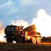 En raket skjuts ur en HIMARS – en av vapnen som har försenats, enligt Axios uppgifter.