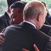 Putin och Kim kramas under ett möte 2025.