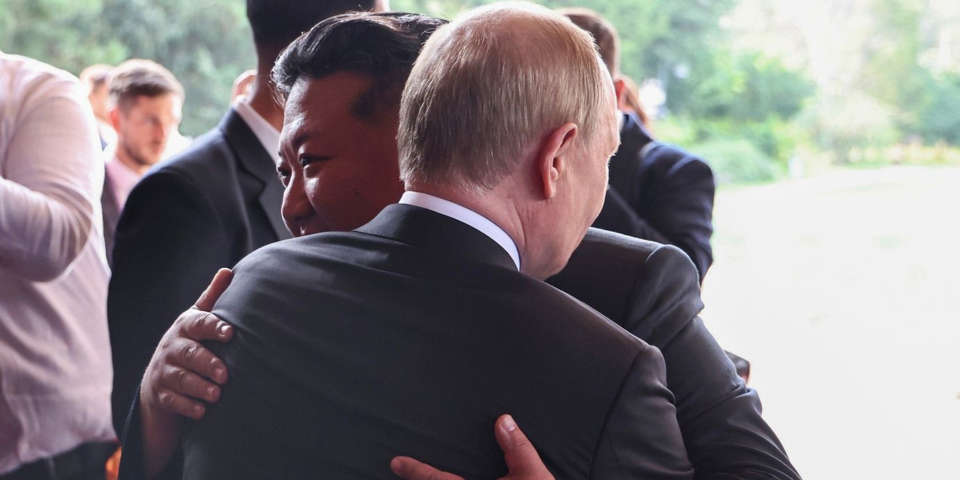 Putin och Kim kramas under ett möte 2025.