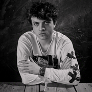 Pressbilder från Netflix-dokumentären som visar huvudpersonerna i dramat: Hans Niemann och Magnus Carlsen.