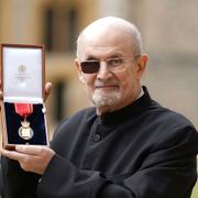 Salman Rushdie tar emot pris på Windsor Castle, 23 maj.