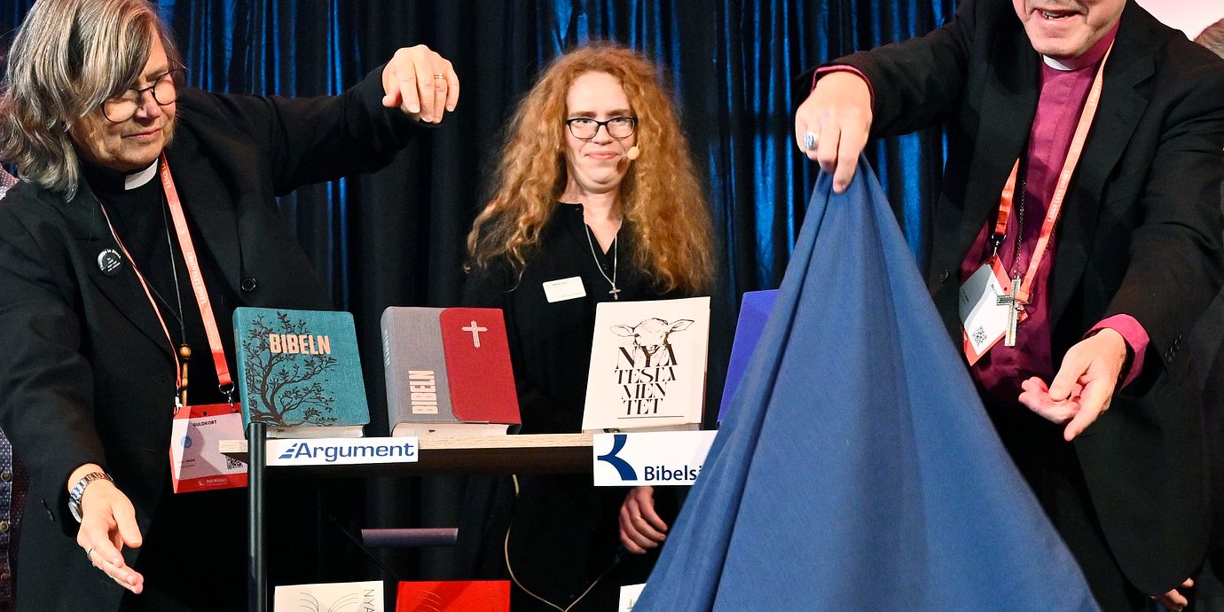 Den nya svenska översättningen av Nya testamentet presenteras på bokmässan. Den visades upp i 7 olika upplagor vid avtäckningen. I ett samtal medverkar Olof Brandt, Martin Modéus och Josefin de Gregorio.