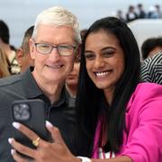 Arkivbild. Apples vd Tim Cook under ett besök i Indien. 