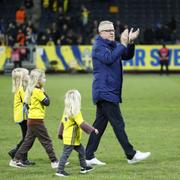 Förbundskapten Janne Andersson med barnbarnen tackas av efter segern i EM-kvalmatchen mellan Sverige och Estland på Friends Arena i Stockholm.